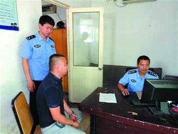 夜打麻将扰民 民警上门劝阻抓住两负案 逃犯 _资