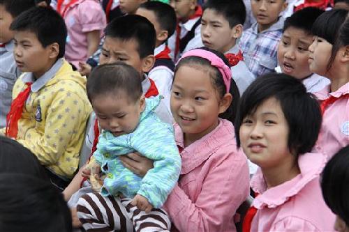 欢庆儿童节 龙门浩小学7位学生获"袁隆平创新奖"(组图