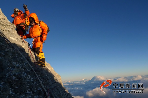 宁夏中房集团方陆登上珠峰海拔8700米高度