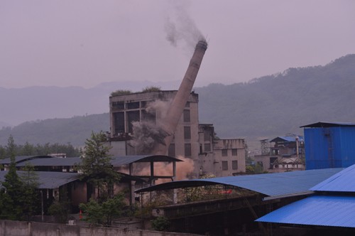 震区68米烟囟在天全县成功实施爆破