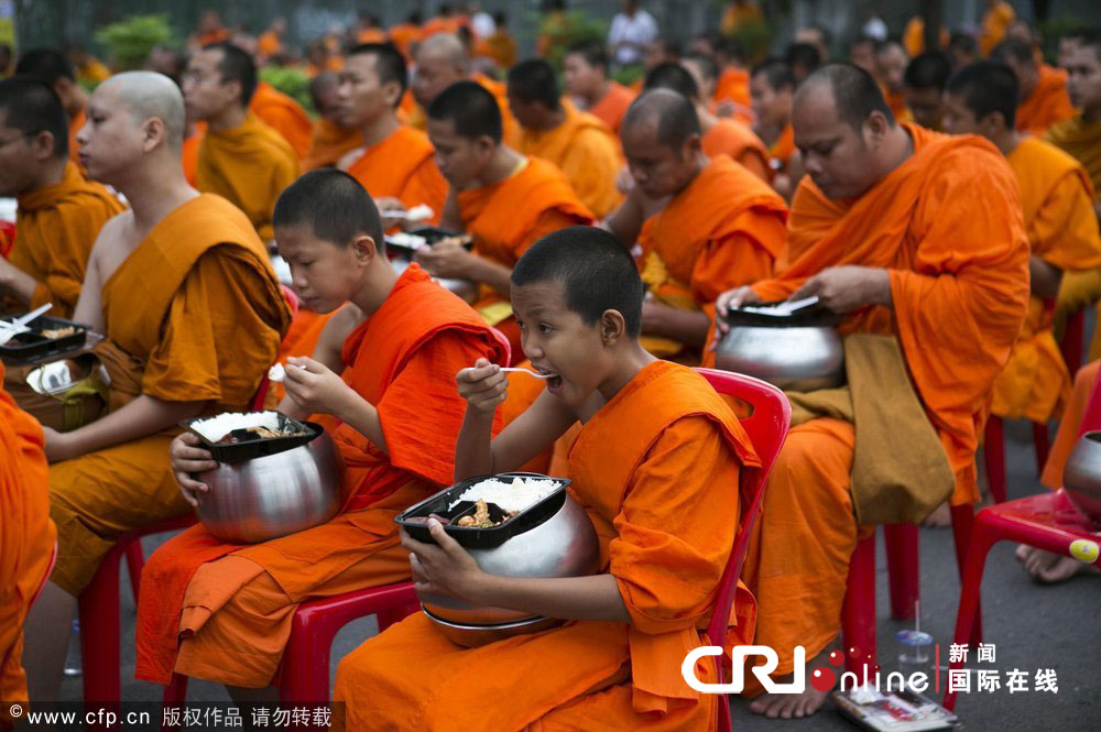 泰国曼谷千名僧侣庆祝佛诞节 小和尚不耐烦变