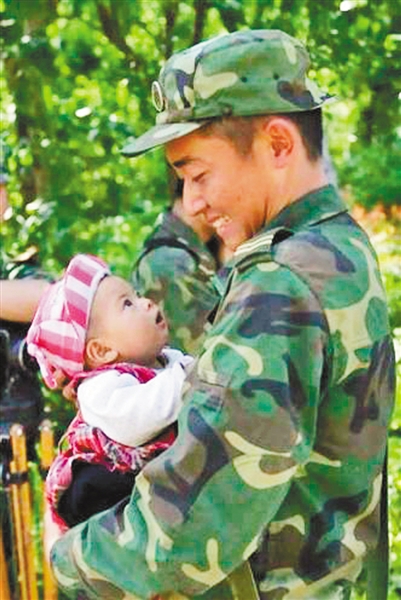 地震中最美微笑 相遇成就<em>父女</em>情_资讯频道_凤