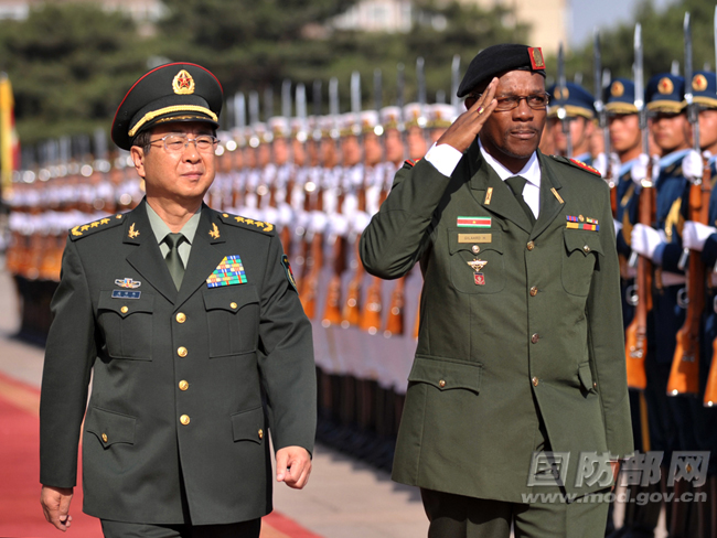 房峰辉与苏里南国防军司令举行会谈