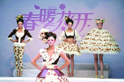 江西师范大学学生日前在校园开放日活动中展示