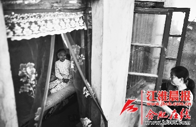 陈雪琴正在给婆婆的房间安纱窗。(高博 摄)