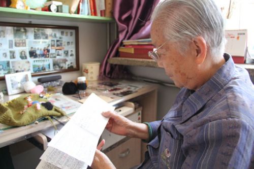 八旬老人龚维君:8年为孤残儿童织毛衣400余件