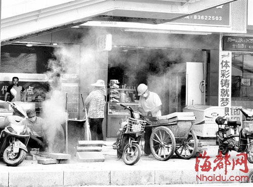 二化医院门口粉尘漫天闽AY2971公交吐黑烟