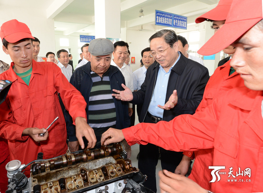 俞正声在新疆视察工作(组图)