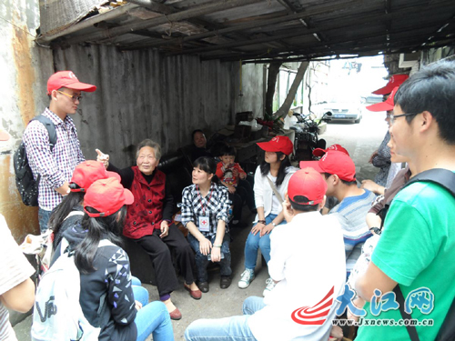 江西大学生走进社区 传递五四精神正能量(图