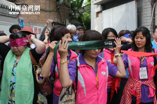 台湾参访团走进北京心目影院 体验盲人生活