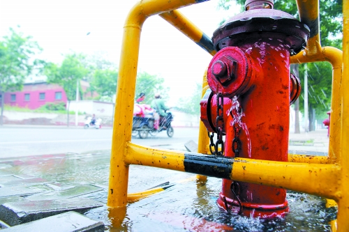 消防栓喷水哗啦啦