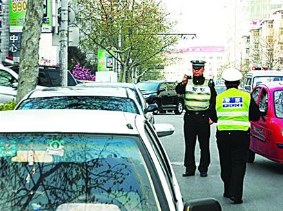 新规:驾照借分行不通 扣分越多处罚越重