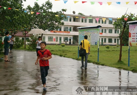 钦州壮乡村民清洁家园我先行 构筑靓丽新村风景线