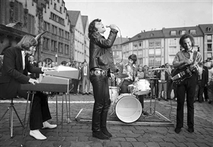 他去了天堂与莫里森一起 继续大门乐队的迷幻