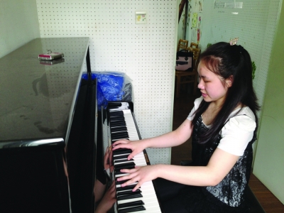 盲女孩过了钢琴十级又考上大学