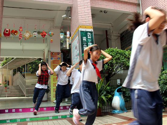 广州中小学开展地震疏散演练