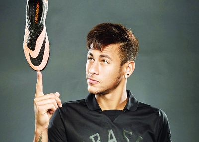 即将加盟巴萨心情好 内马尔为球鞋代言