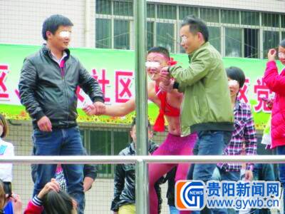 <em>新郎被扒</em>穿上丝袜跳钢管舞(图)