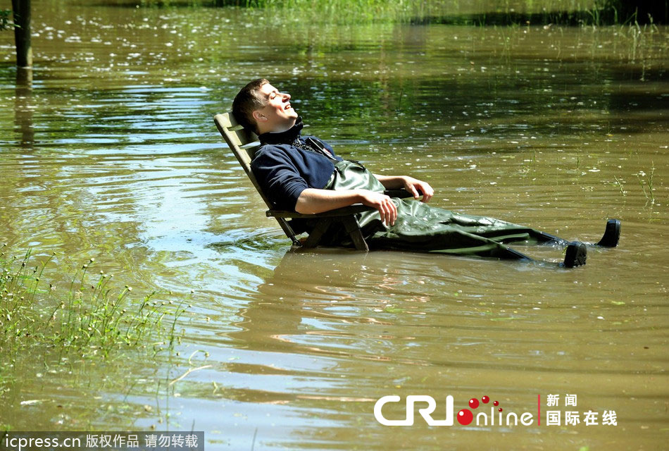 德国\淡定哥\被洪水包围安然入睡(高清组图)