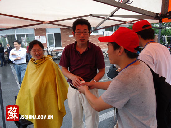 江大学生志愿者冒雨服务高考学子 为考生加油