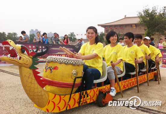 粽飘香贺端阳 旱地龙舟赛亮相大明宫遗址公园_资讯频道_凤凰网