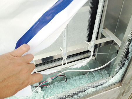 公交站灯箱遭破坏 碎玻璃割伤小孩