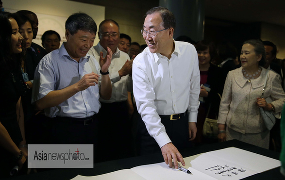 潘基文在首都博物馆签到簿上用中文和英文签名