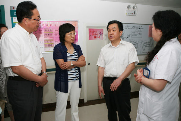 杨增武书记就医疗机构建设到太原市中心医院、