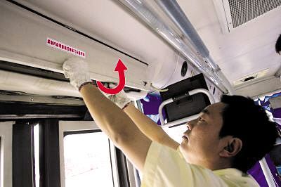 BRT公交车起火逃生指南:逃生锤要敲窗户四角