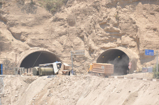 长江上游联合科考团考察金沙江乌东德水电站