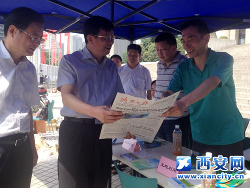 工作人员向陕西省国土资源厅厅长王卫华、市