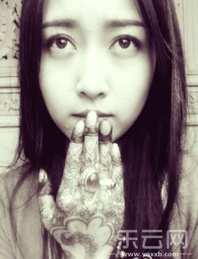 央吉玛在微博上贴的照片或调皮或清纯