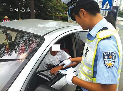 司机白天饮酒上路撞枪口 一见交警先招酒驾