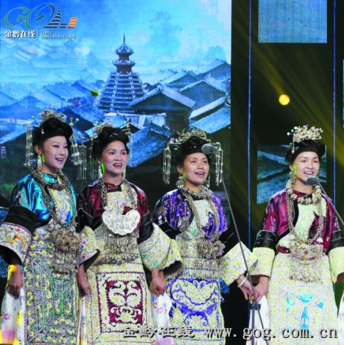 七十二寨侗妹歌队《侗笛吹响八月好风光》