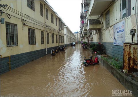 安徽望江县某住宅小区门口雨水成灾(来源望江