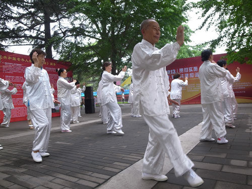 北京宣传新老年法 居京外埠老人可办优待证