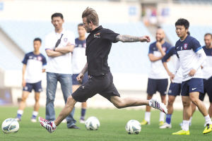 小贝空降南京 任意球PK舜天队长