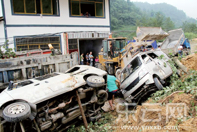 盐津山洪已致2死2失踪数十车辆被埋