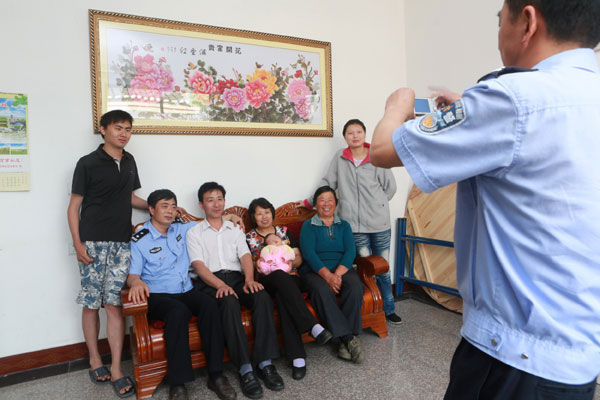 泰州市公安局胡庄派出所我与乡亲合个影活动