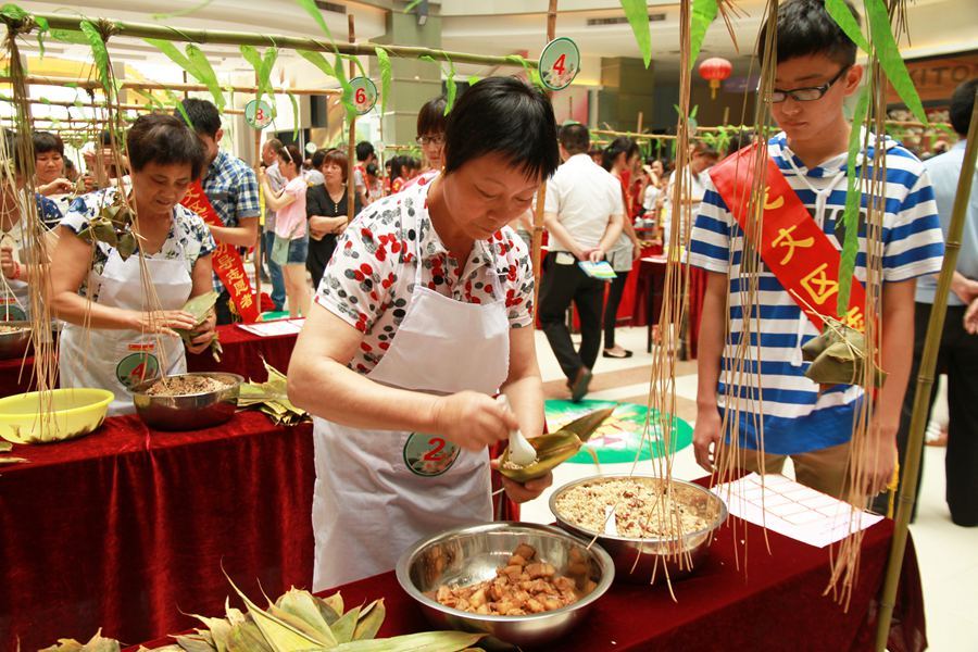 漳州龙文区端午节包粽子比赛尽显民俗特色(图