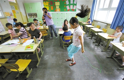 昨日,校尉胡同小学,报名孩子在展示才艺.