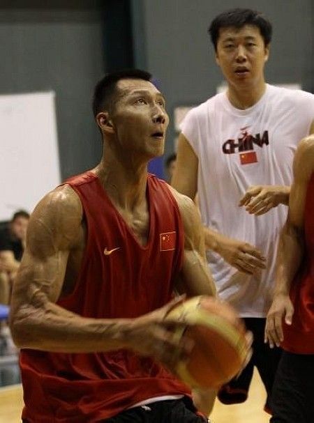 易建联化身魔鬼筋肉人 细品全球体育界半兽人