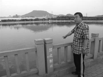 <em>揪住头发</em>一手一个河里救出俩人_资讯频道_凤