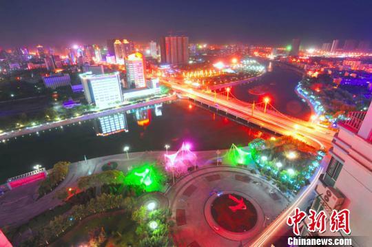 新疆南部库尔勒市惊艳夜景 高处鸟瞰壮观(组图)