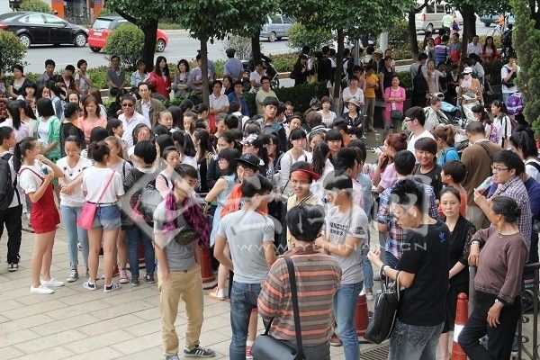 高考前日看考场 昆明考生踩点不忘探厕所