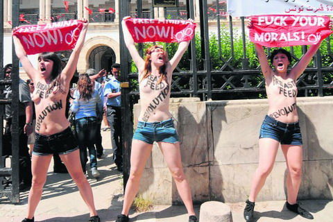 女权组织成员在突尼斯裸体示威 被判入狱4个月_资讯频道_凤凰网