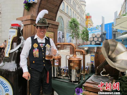 哈尔滨啤酒先生甲继海身穿啤酒文化衫在中央大街 王琳 摄