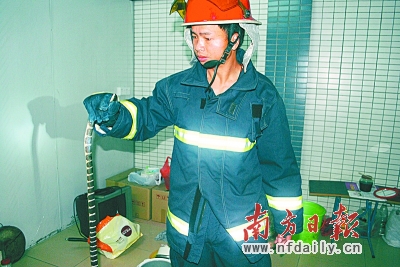 眼镜蛇入室 消防员捉蛇