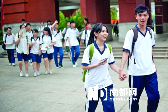 6月8日,广州市第三中学,高考结束后的学生手牵