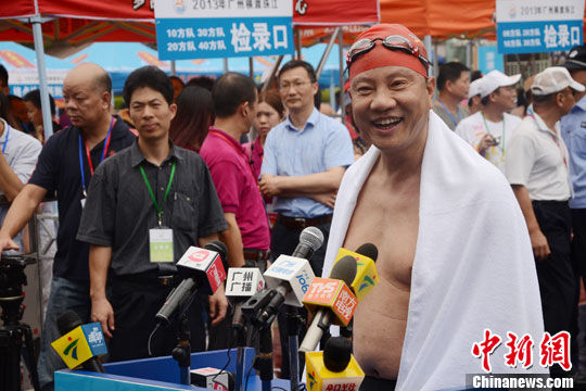 广州市委书记市长带头下水横渡珠江(图)